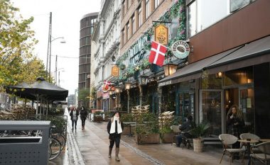 Çfarë po ndodh në Danimarkë, pas shfuqizimit të masave kundër COVID-19 – po mendojnë rikthimin e tyre