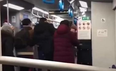 Një grup turistësh u sollën keq me një grua në metronë e Moskës, pasagjerët i dolën në ndihmë – rrahën brutalisht mysafirët