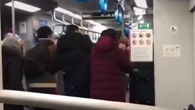 Një grup turistësh u sollën keq me një grua në metronë e Moskës, pasagjerët i dolën në ndihmë – rrahën brutalisht mysafirët