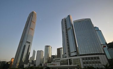 Pse në Hong Kong po ndërtohen ndërtesa me madhësinë e parkingut të një veture?