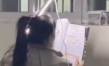 Universiteti ku studion mbeti pa energji, studentja kineze me çdo kusht vazhdoi me leximin – vendosi dritën fluoreshente në kokë