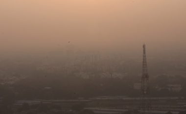 Në Delhi të Indisë mbyllen shkollat dhe fakultet, shkak ajri tejet i ndotur  