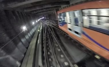 Qëndroi i varur jashtë trenit që lëvizte me shpejtësi afro 100 kilometra në orë, britaniku filmon rrugëtimin e tij nëpër Londër