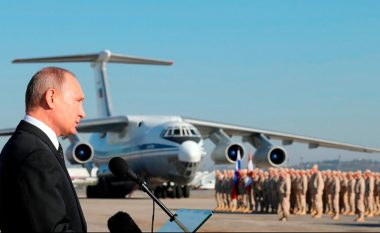 A është Putini thjesht duke kërcënuar apo po përgatitet për luftë?
