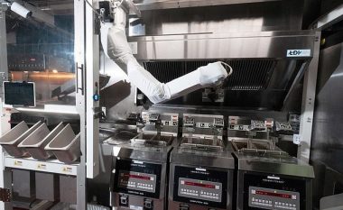 Roboti i cili përgatit 300 hamburgerë në ditë dhe fut enën e patateve në vaj për t’u fërguar