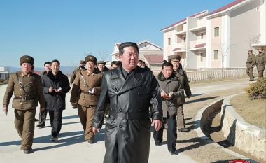 Pavarësisht që veshë një të tillë, Kim Jong-un ua ndalon qytetarëve bartjen e palltos së lëkurës – nuk i lejon t’ia kopjojnë stilin