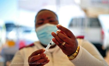 Rrëfimi i mjekes jugafrikane që alarmoi autoritetet për variantin e ri të COVID-19: Të gjithë pacientët kishin simptoma të pazakonta