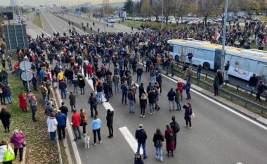 Pamje rrëqethëse nga Serbia, demonstruesit bllokojnë autostradat e urat – përdoren shufrat e grushtat