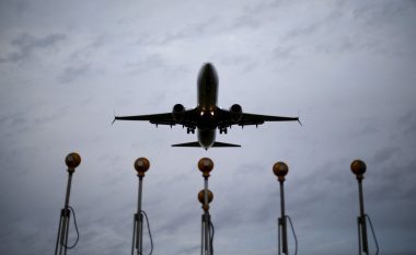 U fsheh te rrotat e aeroplanit dhe i mbijetoi fluturimit dyorësh nga Guatemala për në Miami – publikohen pamjet