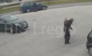 Një grua shqelmonte e grushtonte një burrë në Sarajevë, madje e tërhiqte zvarrë – kamerat e sigurisë filmojnë gjithçka
