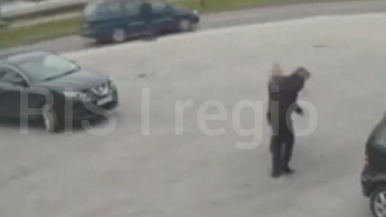 Një grua shqelmonte e grushtonte një burrë në Sarajevë, madje e tërhiqte zvarrë – kamerat e sigurisë filmojnë gjithçka