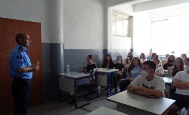 Policia mban ligjërata në shkollat e Ferizajt për sigurinë në komunikacion, dhunën e ngacmimet seksuale