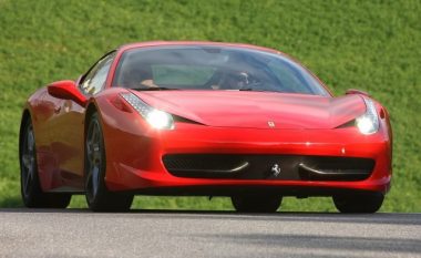 Probleme me frena, Ferrari tërheq 5.600 vetura