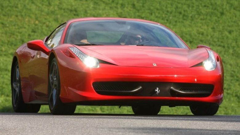 Probleme me frena, Ferrari tërheq 5.600 vetura