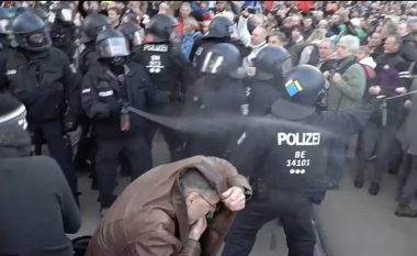 Mijëra njerëz protestojnë rrugëve të Lajpcigut, konfrontohen me policinë gjermane – kundërshtojnë masat anti-COVID