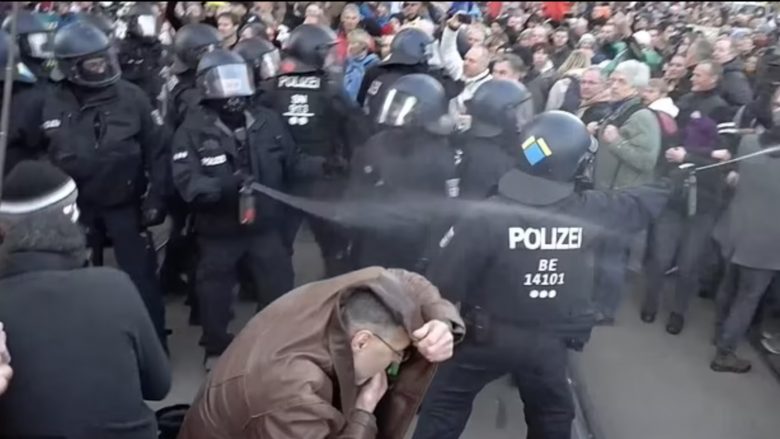 Mijëra njerëz protestojnë rrugëve të Lajpcigut, konfrontohen me policinë gjermane – kundërshtojnë masat anti-COVID