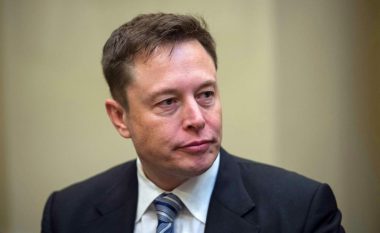 Elon Musk pyet ndjekësit e tij në Twitter, nëse duhet t’i shet 10 për qind të aksioneve në Tesla – ata i përgjigjen me “po”