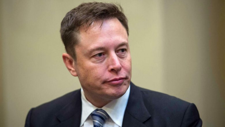 Elon Musk pyet ndjekësit e tij në Twitter, nëse duhet t’i shet 10 për qind të aksioneve në Tesla – ata i përgjigjen me “po”