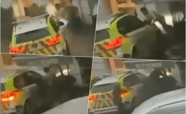 Pamje që pretendojnë se shfaqin sulmuesin në Oslo, i cili goditet nga vetura e policisë norvegjeze