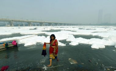 Pamjet rrëqethëse vijnë nga India, shkuma toksike mbulon lumin – besimtarët lahen dhe thonë se nuk kanë zgjidhje tjetër