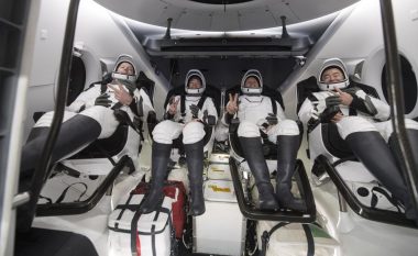SpaceX kthen 4 astronautë në Tokë, duke i dhënë fund qëndrimit 200-ditor në hapësirë
