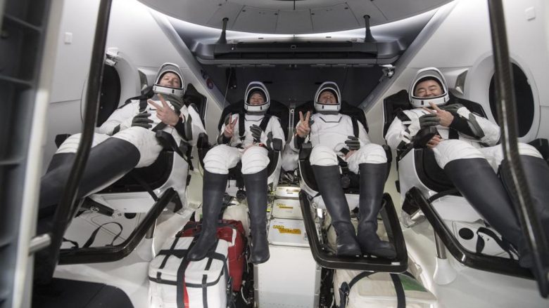 SpaceX kthen 4 astronautë në Tokë, duke i dhënë fund qëndrimit 200-ditor në hapësirë