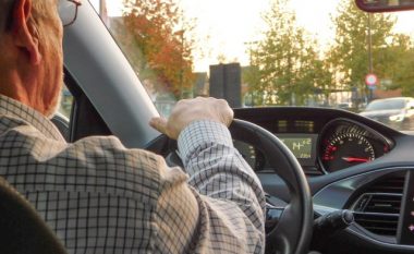 Gjermania inkurajon të moshuarit të mos ngasin veturën: Kthejeni patentën dhe ju pret transporti publik falas