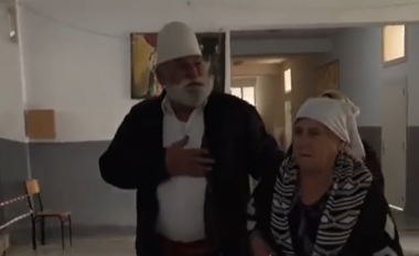 Malishevë, 67 vjeçari shkon për të votuar me plis