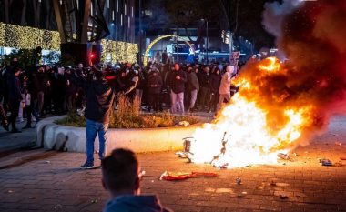 Kthehet në dhunë protesta kundër rregullave COVID-19 në Holandë