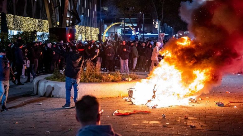 Kthehet në dhunë protesta kundër rregullave COVID-19 në Holandë