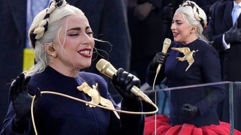 Lady Gaga thotë se kishte veshur fustan antiplumb gjatë performancës në inaugurimin e presidentit Joe Biden