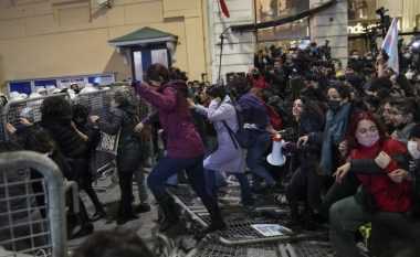 Gratë protestojnë në Stamboll – policia intervenon me gaz lotsjellës