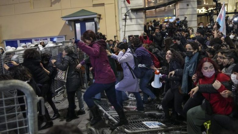 Gratë protestojnë në Stamboll – policia intervenon me gaz lotsjellës