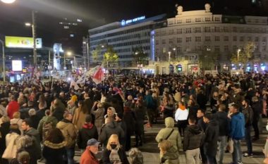 Protesta kundër dhunës së regjimit në Beograd, një mesazh për Vuçiqin: Mendojeni mirë, çdo shtëpi në Serbi ka të paktën një çekiç