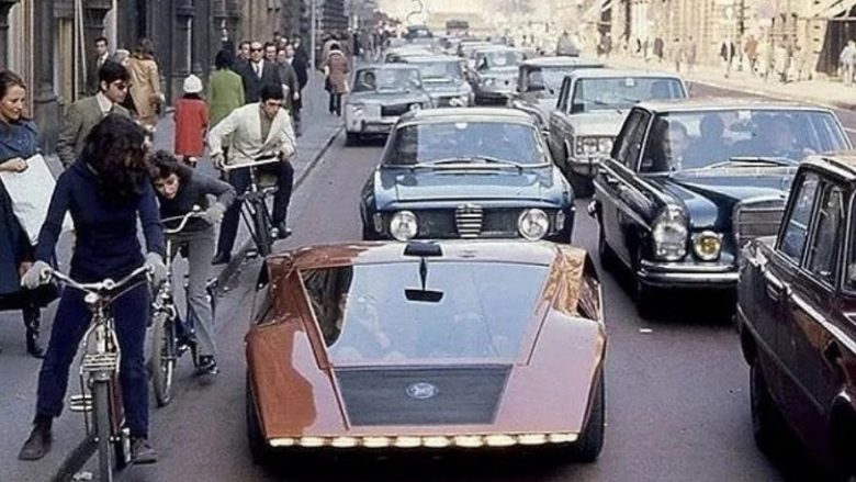 Vetura “futuristike” Lancia Stratos Zero rrugëve të Milanos gjatë të 70-ve