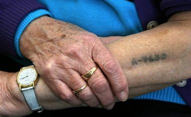 Shtëpia e ankandeve që shokoi opinionin në Izrael, shitet seti i vulave për tatuazhe me të cilat “shënjoheshin” hebrenjtë në Aushvic