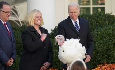 Joe Biden fal dy gjela