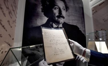 Shënimet e Einsteinit mbi teorinë e relativitetit u shitën rreth 12 milionë euro