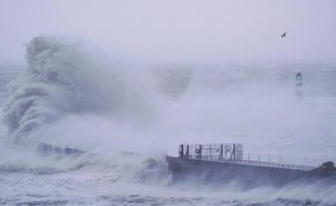 Të paktën dy të vdekur pasi një stuhi goditi Britaninë e Madhe