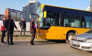 Autobusi godet një këmbësor në Lakrishte