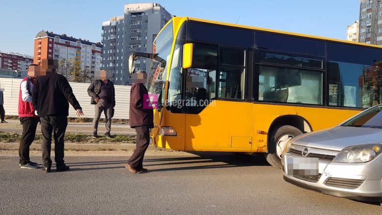 Autobusi godet një këmbësor në Lakrishte