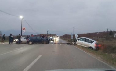 ​Aksident në rrugën Gjakovë-Pejë, dy të lënduar