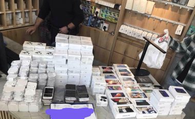 Dogana e Kosovës aksion në dyqanet e telefonave në Ferizaj, konfiskohen 92 të tillë