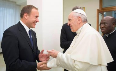 Berisha: Kosova po e ul përfaqësimin diplomatik në Vatikan, Osmani të mos aprovojë vendimin skandaloz të Gërvallës