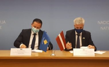 Nënshkruhet marrëveshja e bashkëpunimit bilateral ushtarak në mes Kosovës dhe Letonisë