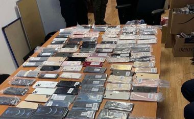Aksion i Doganës në gjashtë lokacione, konfiskohen rreth 200 telefona pa mbulesë dokumentare