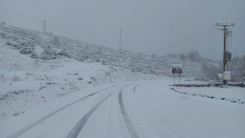 Disa centimetra borë në Kodrën e Diellit, shtatë skilift dhe teleferikë gati për sezonin e skijimit