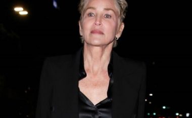 Sharon Stone sfidon vitet: Kombinimi i pagabueshëm i veshjeve të divës së filmit