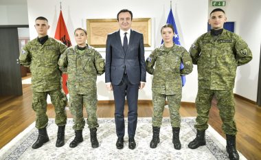 ​Kurti takohet me kadetë të FSK-së, studentë të Akademisë së Forcave të Armatosura të Shqipërisë