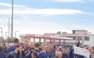 Në Shqipëri fermerët gjatë protestës përplasen me policinë